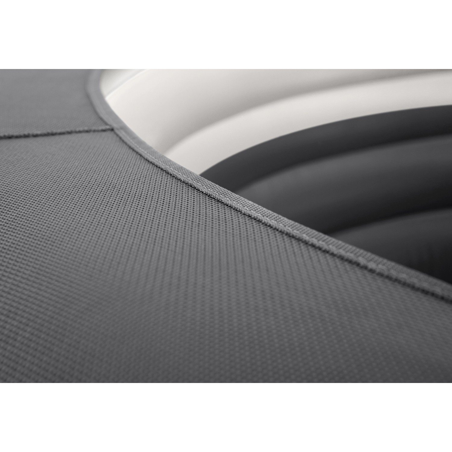 Detailaufnahme: Graue Außenwand des Intex SimpleSpa Whirlpools mit Netzgewebe.