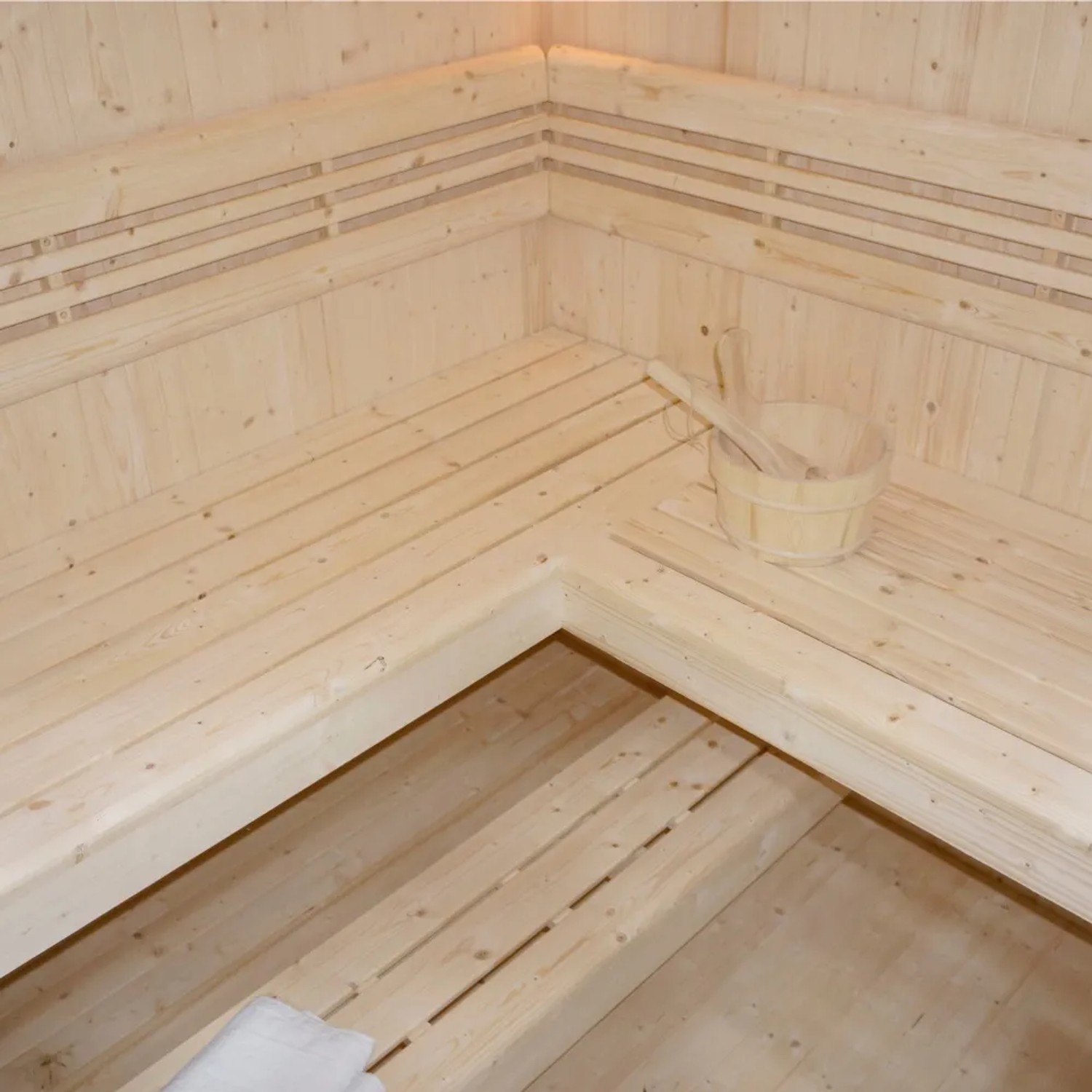 Innenansicht der Home Deluxe Sauna SHADOW BIG XL aus Fichtenholz mit Zubehör.