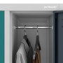 Innenansicht: Jan Nowak Metallspind mit Kleiderstange und Kleidung. Umkleideschrank für 10 Fächer.