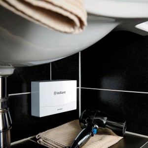 Vaillant miniVED H 3/3 Kleindurchlauferhitzer unter Waschbecken montiert.