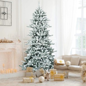Schlanker, künstlicher Weihnachtsbaum (210cm) mit Schnee-Effekt und 1108 Spitzen im Wohnzimmer.