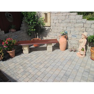 Verlegtes Diephaus Pflaster Via Jaris Muschelkalk Mehrformat 8 cm auf einer Terrasse mit Garten.