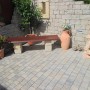 Verlegtes Diephaus Pflaster Via Jaris Muschelkalk Mehrformat 8 cm auf einer Terrasse mit Garten.