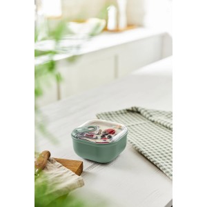 Rotho Frischhaltedose Ela, 0,425 l, Mistletoe Green, gefüllt auf Tisch.