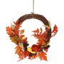 Mehrfarbiger Herbstkranz aus Rattan mit bunten Blättern, orangefarbenen Kürbissen, Zapfen und Beeren. Ideal für Dekoration.