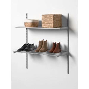 Silbernes Metall-Drahtboden-Set 43x80,5 cm an einer weißen Wand mit Schuhen und Körben.