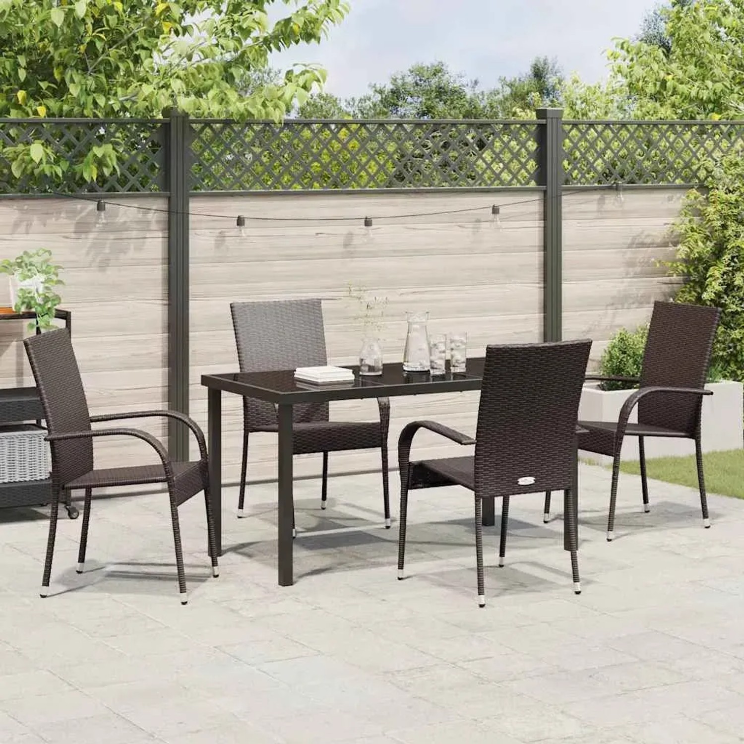 Braune 5-teilige Garten Essgruppe aus Poly Rattan von vidaXL. Gartenmöbel Set mit Tisch und vier Stühlen.