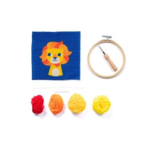 MyMandarine Stanznadel Set Löwe mit blauem Stoff, Holzring, Punch Needle und bunter Wolle für kreatives Sticken.