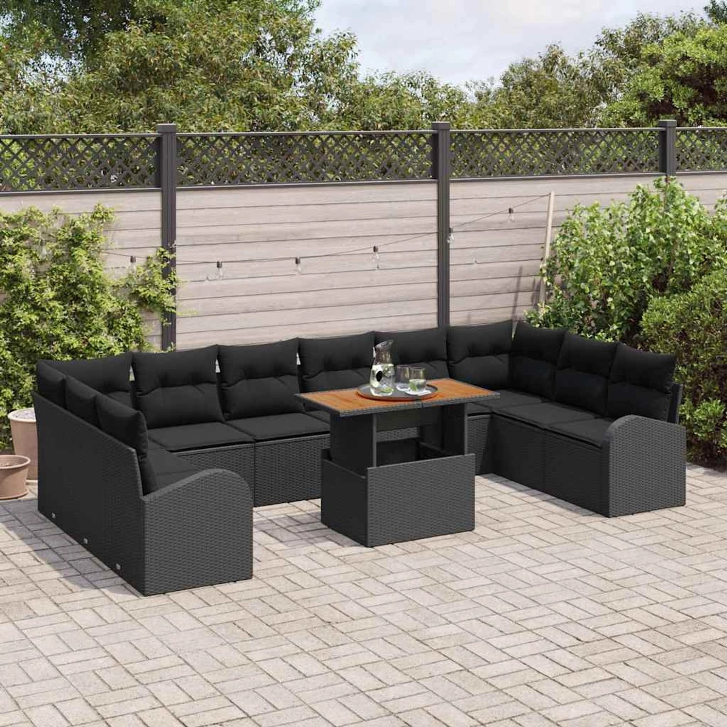 Schwarzes 11-teiliges vidaXL Garten-Sofa-Set aus Poly Rattan mit Tisch und Stauraum.
