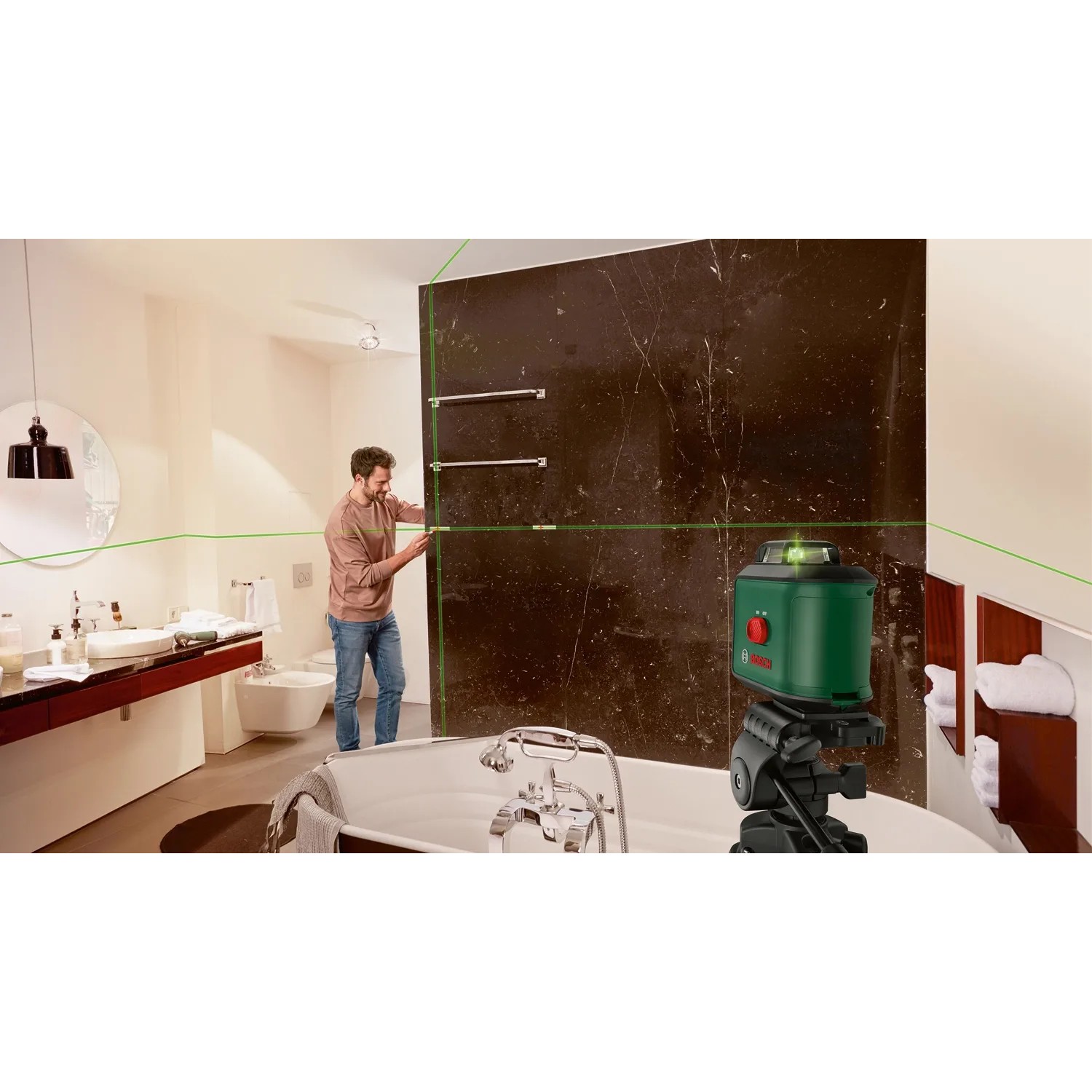 Bosch UniversalLevel 360 Kreuzlinienlaser im Einsatz im Badezimmer mit grünen Laserlinien.