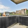 Graue PVC Sichtschutzmatte auf Balkon, schützt vor Blicken und Wind. Ideal für Garten & Terrasse.