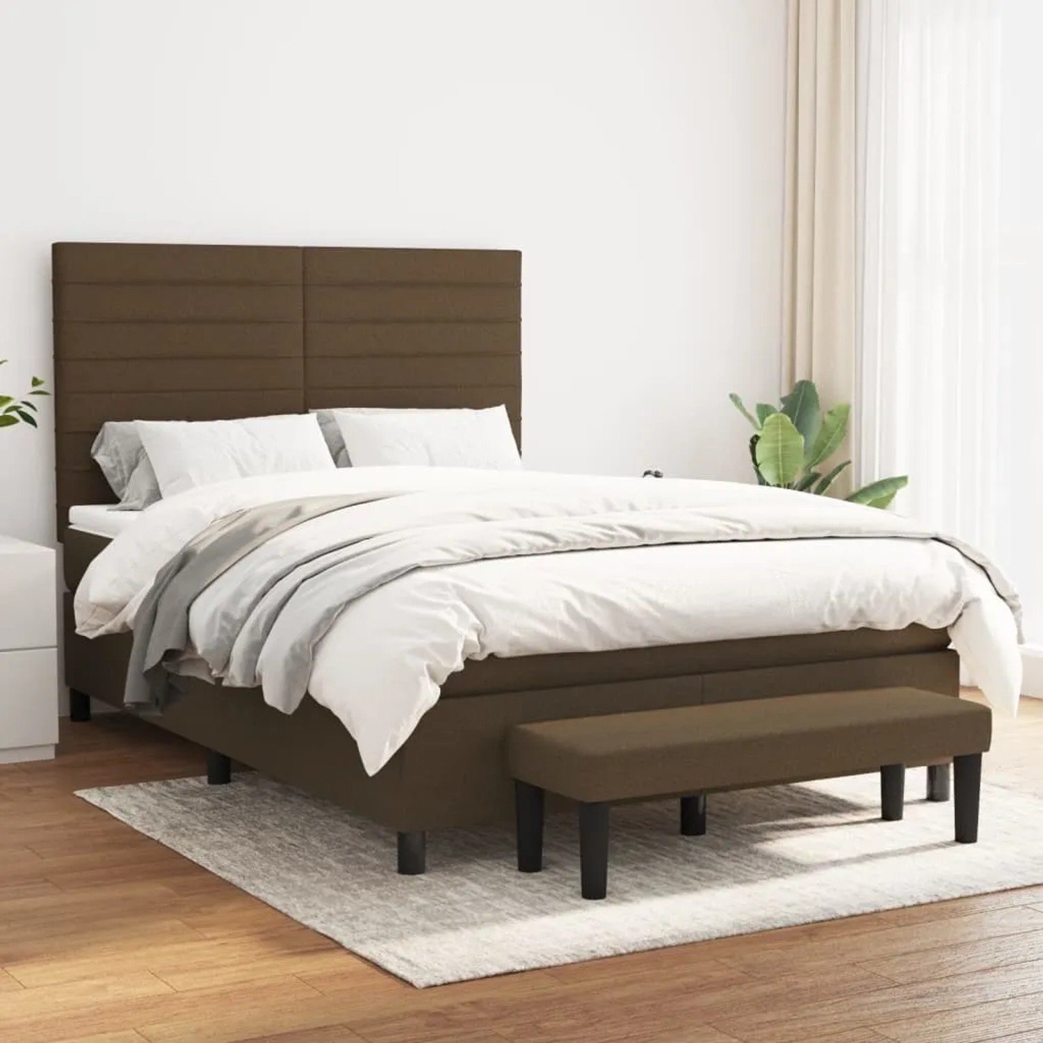 Dunkelbraunes Boxspringbett (140x190 cm) mit Matratze und Bank, Stoffbezug.