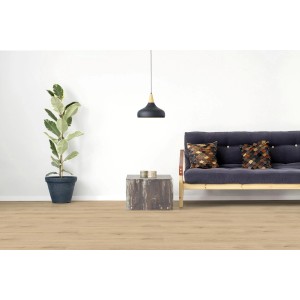 Verlegter Click-Vinylboden Grasholz Eiche im Wohnraum mit Pflanze und Sofa.