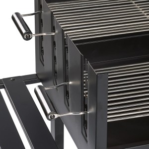 Detailaufnahme: Jamestown Holzkohle-Grillwagen Ben mit höhenverstellbaren Grillrosten aus verchromtem Stahl.