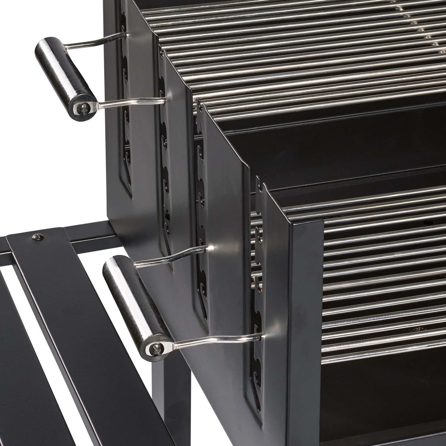 Detailaufnahme: Jamestown Holzkohle-Grillwagen Ben mit höhenverstellbaren Grillrosten aus verchromtem Stahl.