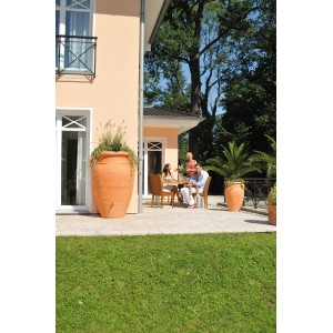 Garantia Regenwasser-Amphore Antik 600 l Terrakotta mit Pflanzschale im Garten.