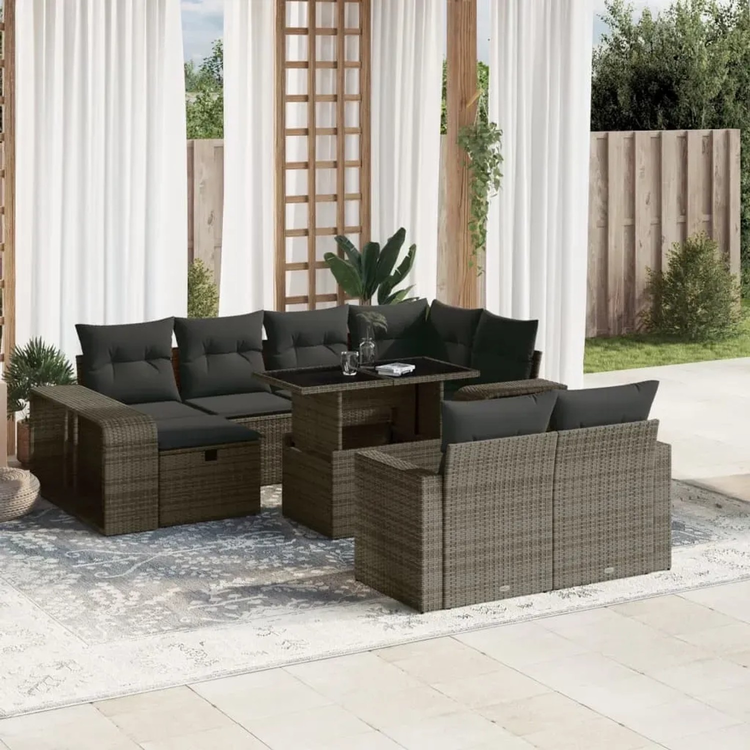 11-teilige graue Garten-Sofagarnitur aus Polyrattan mit Tisch und Kissen.