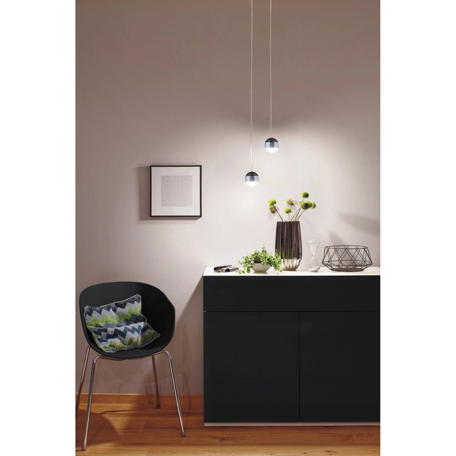 Paulmann Urail LED Pendel Capsule II, schwarz-chrom matt, an Schienensystem über Sideboard.