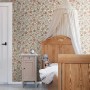 ESTAhome Vliestapete mit Blumenmuster in Terrakotta, Grün und Weiß im Kinderzimmer.