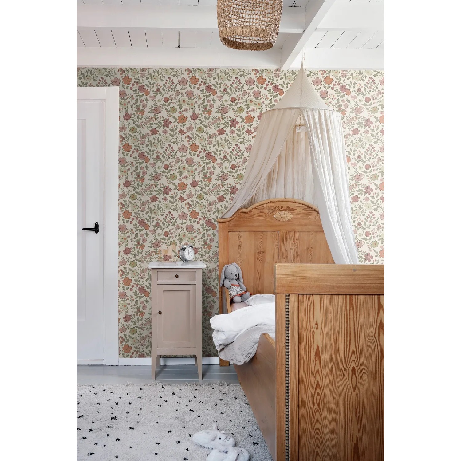 ESTAhome Vliestapete mit Blumenmuster in Terrakotta, Grün und Weiß im Kinderzimmer.