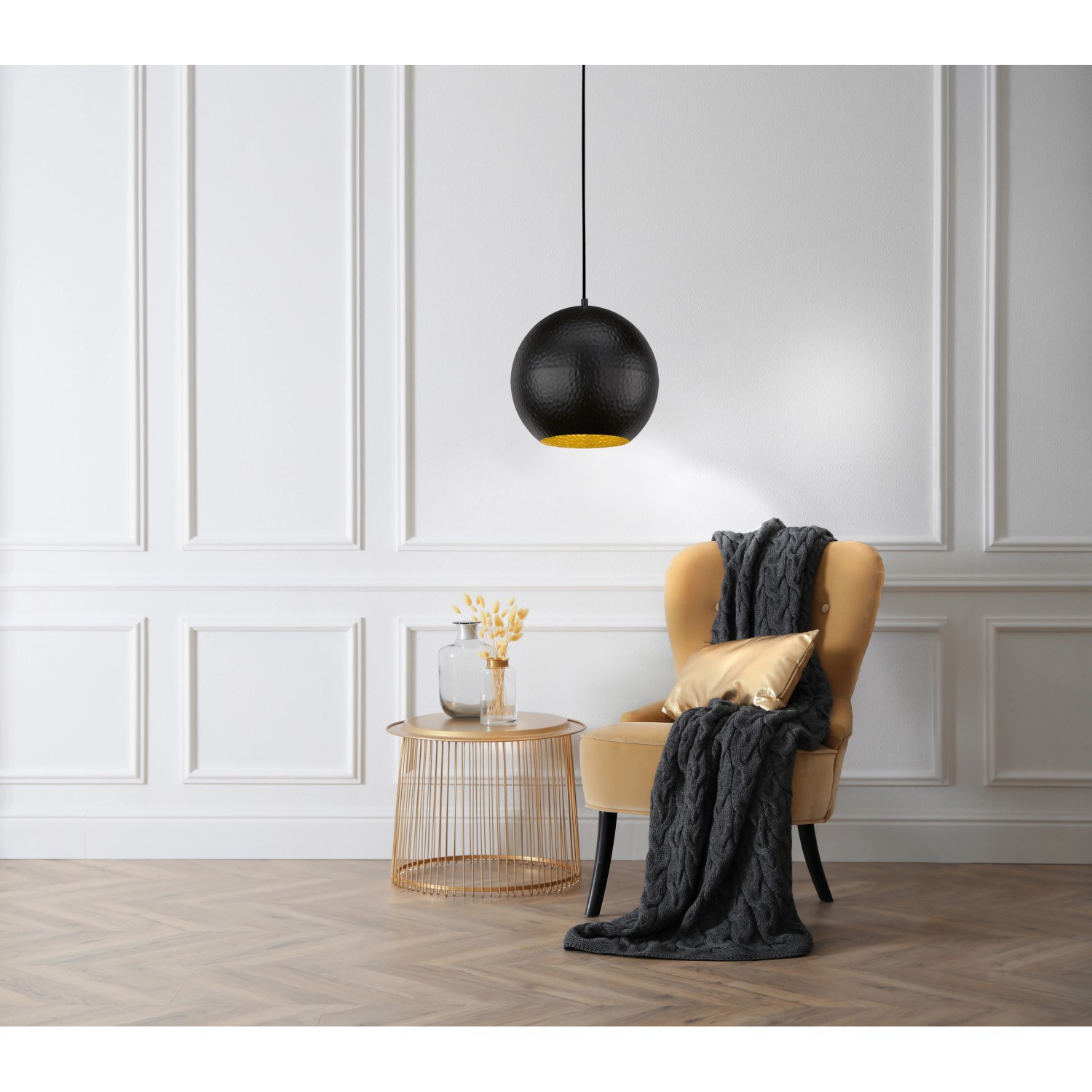 Schwarze Fischer & Honsel Pendelleuchte Mylon mit goldfarbener Innenseite.