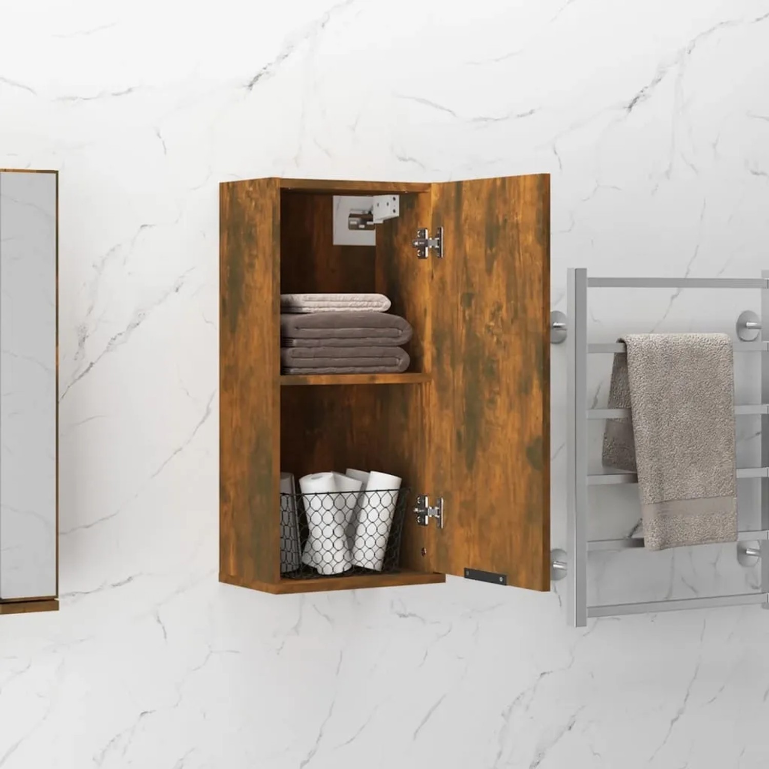 Wand-Badschrank in Räuchereiche (32x20x67 cm) mit offener Tür und zwei Ablagen. Ideal zur Badzimmer Organisation.