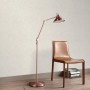 Erismann Vliestapete Play of Light Savanna Creme an Wand, mit Lampe und Stuhl.