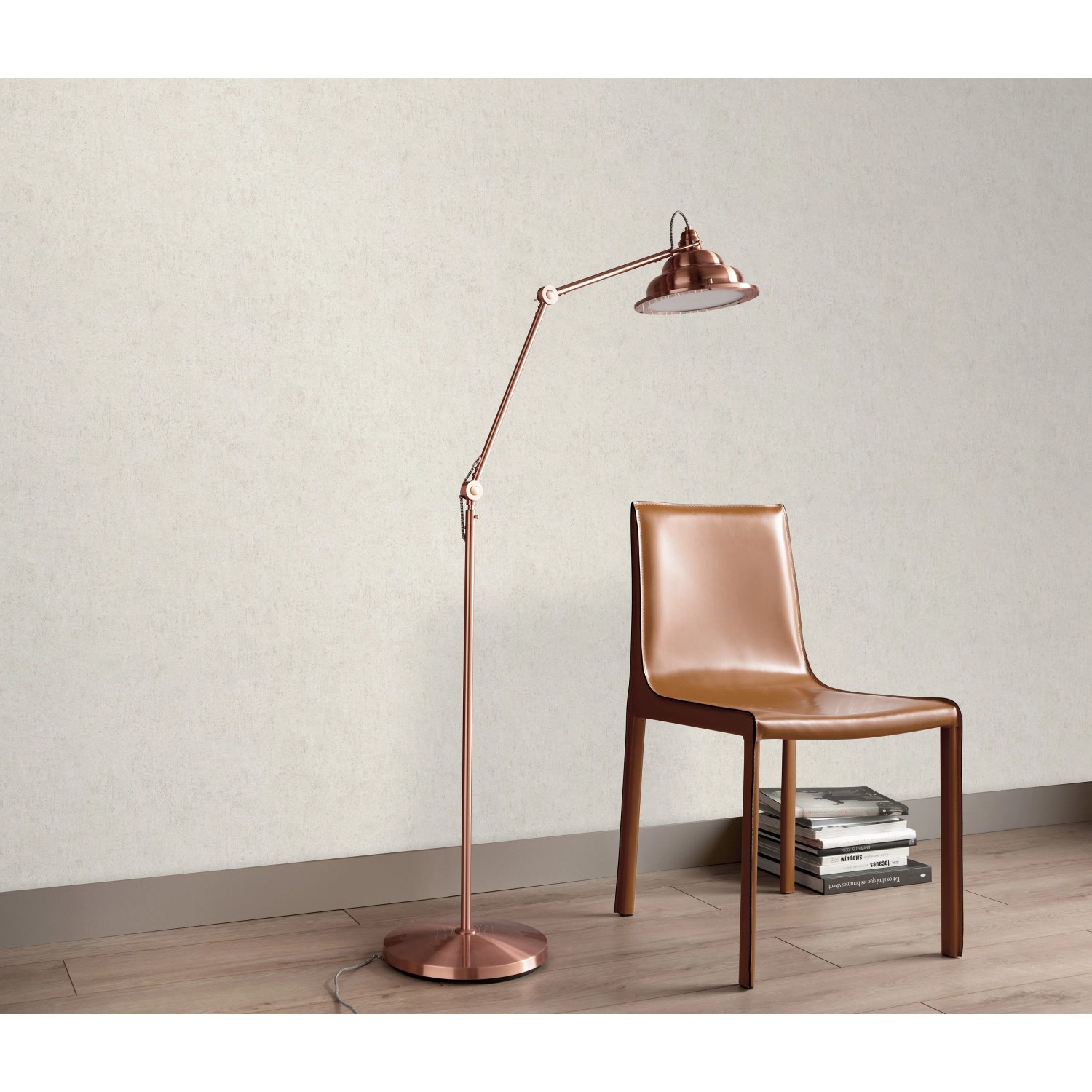 Erismann Vliestapete Play of Light Savanna Creme an Wand, mit Lampe und Stuhl.