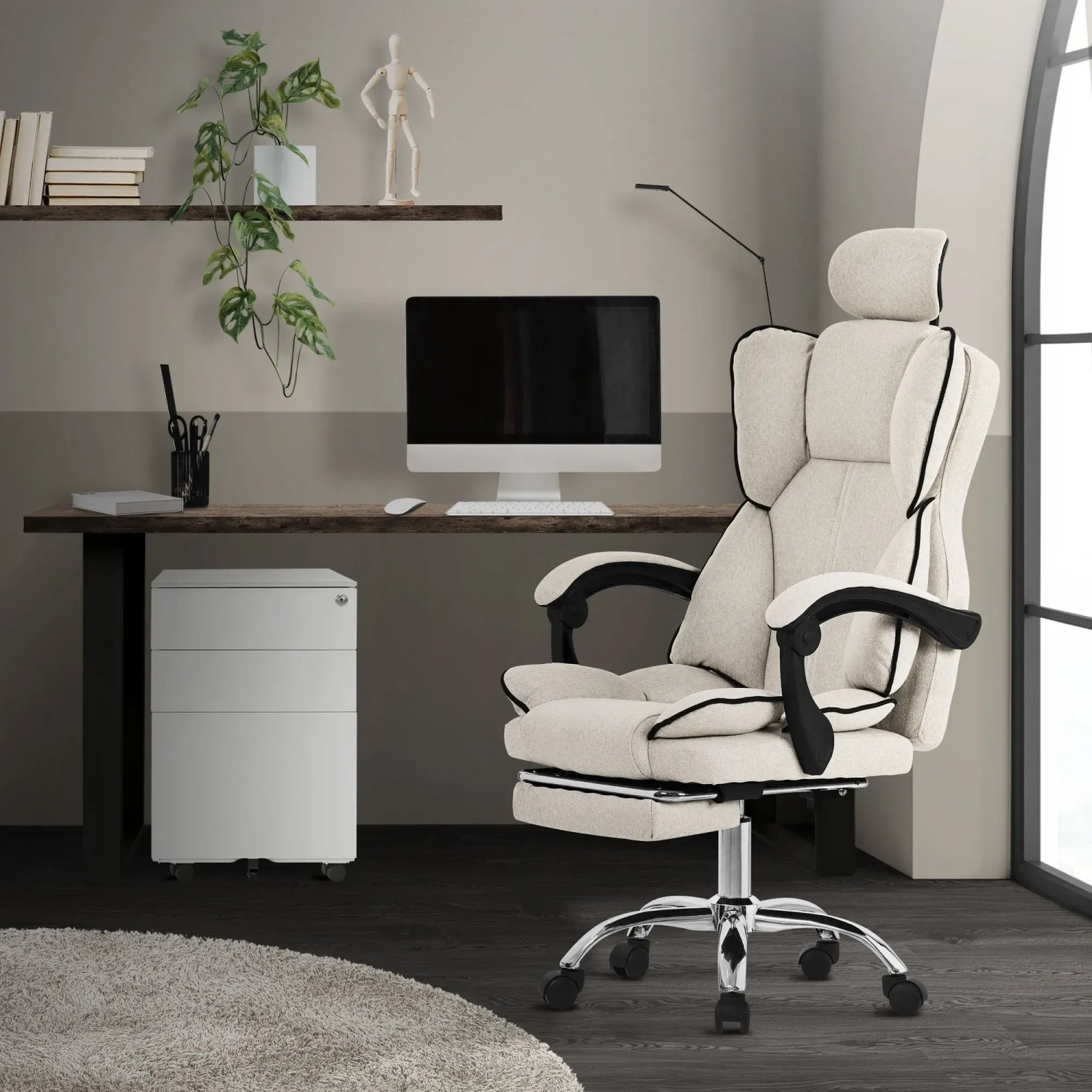 Beiger, ergonomischer ML-Design Bürostuhl mit verstellbarer Rückenlehne und Beinauflage.