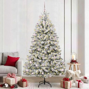 Geschmückter, künstlicher, grün-weißer Weihnachtsbaum (240 cm) mit LED-Lichtern und Kugeln im Wohnzimmer.