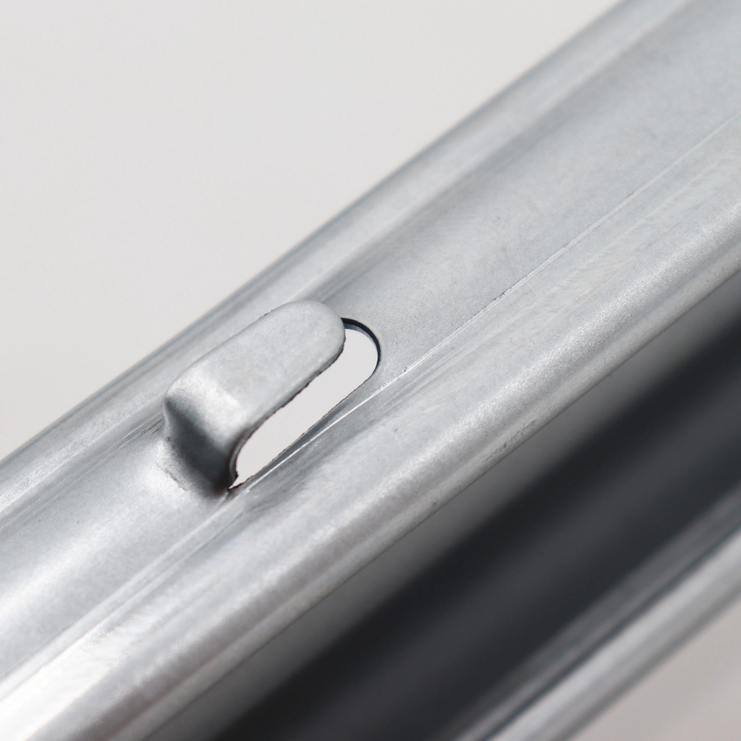 Detailaufnahme: Aquagart Z-Profil Zaunpfosten mit Haken für Wildzaun/Knotengeflecht.