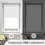 Weißes Verdunkelungsrollo mit Klemmfix-Montage, halb geöffnet und geschlossen, demonstriert Lichtregulierung und Sichtschutz.
