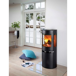 Schwarzer Aduro 9.5 Kaminofen aus Stahl mit Automatik und brennendem Holz im Wohnraum.