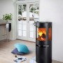 Schwarzer Aduro 9.5 Kaminofen aus Stahl mit Automatik und brennendem Holz im Wohnraum.