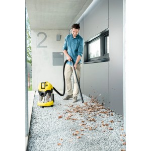 Mann saugt Laub mit gelbem Kärcher Akku-Mehrzwecksauger WD 3 Battery Premium.