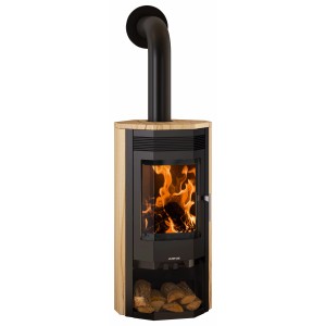 Justus Usedom 7 Kaminofen mit Sandstein-Verkleidung, 7 kW, schwarz. Feuer sichtbar.