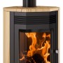 Justus Usedom 7 Kaminofen mit Sandstein-Verkleidung, 7 kW, schwarz. Feuer sichtbar.