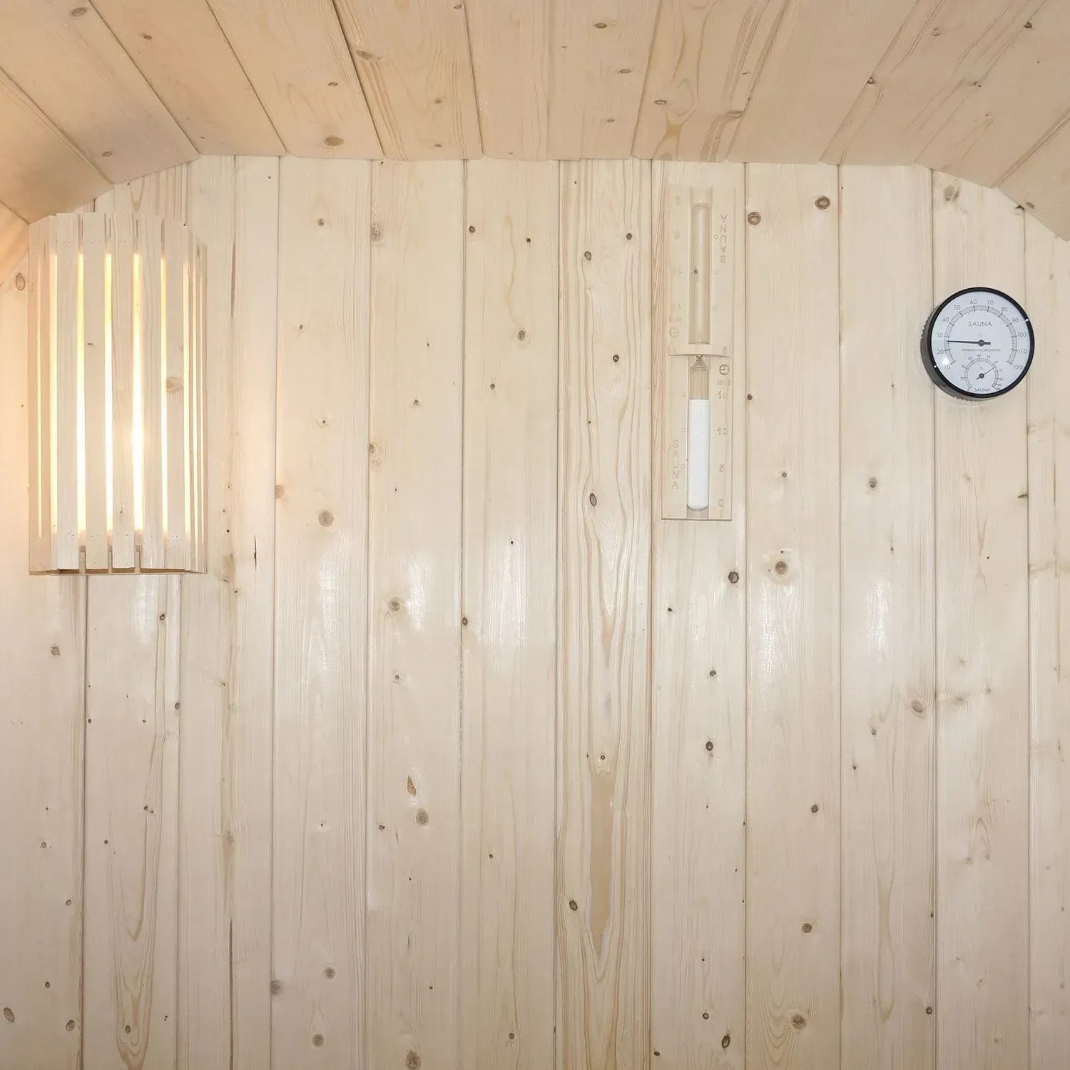 Innenansicht Artsauna Cube Fasssauna Nolvik L mit Lampe, Sanduhr und Thermometer.