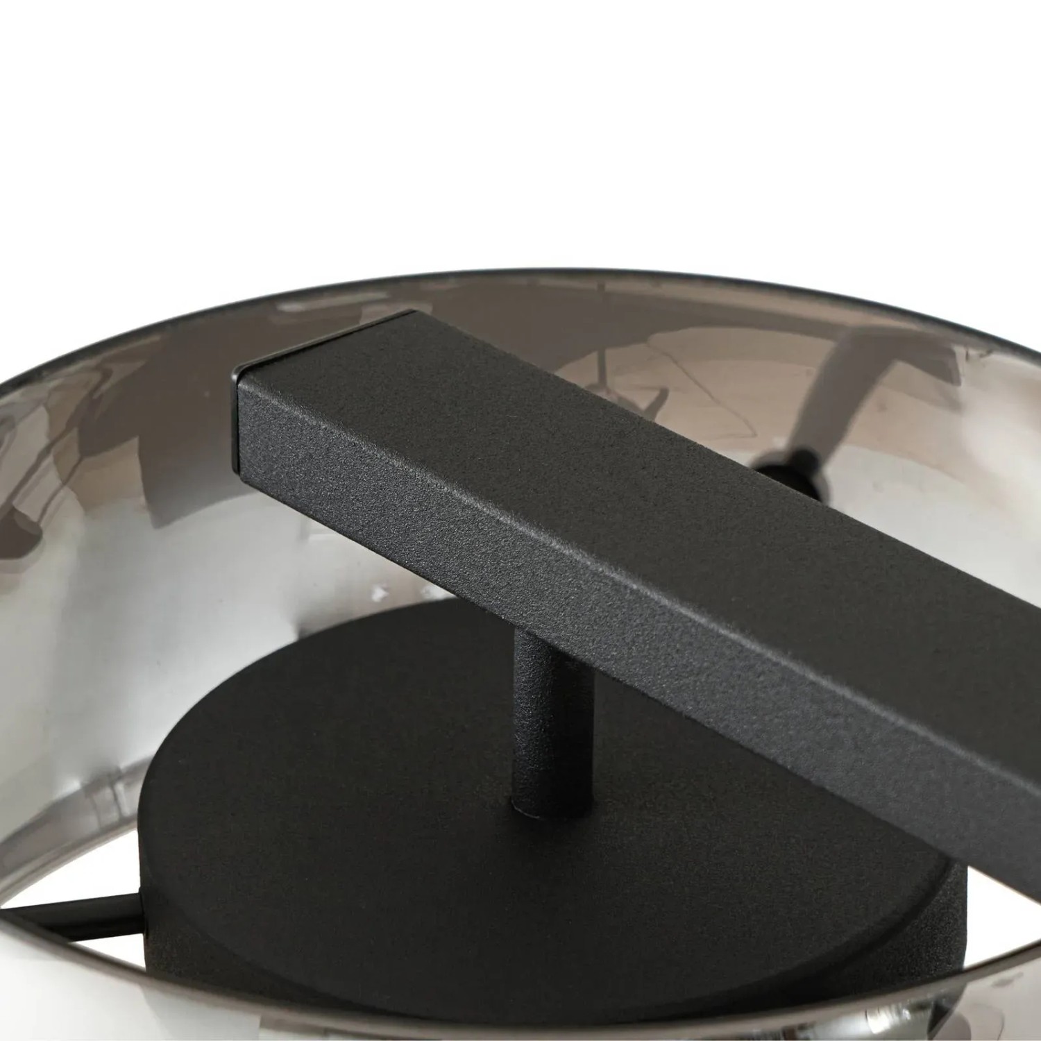 Detailaufnahme: Schwarze Lucande LED Pendelleuchte Martis mit Rauchglas-Schirm.