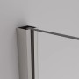 Detailaufnahme: Silbernes Wandprofil und Stabilisationsstange der baliv Duschwand Walk-In.