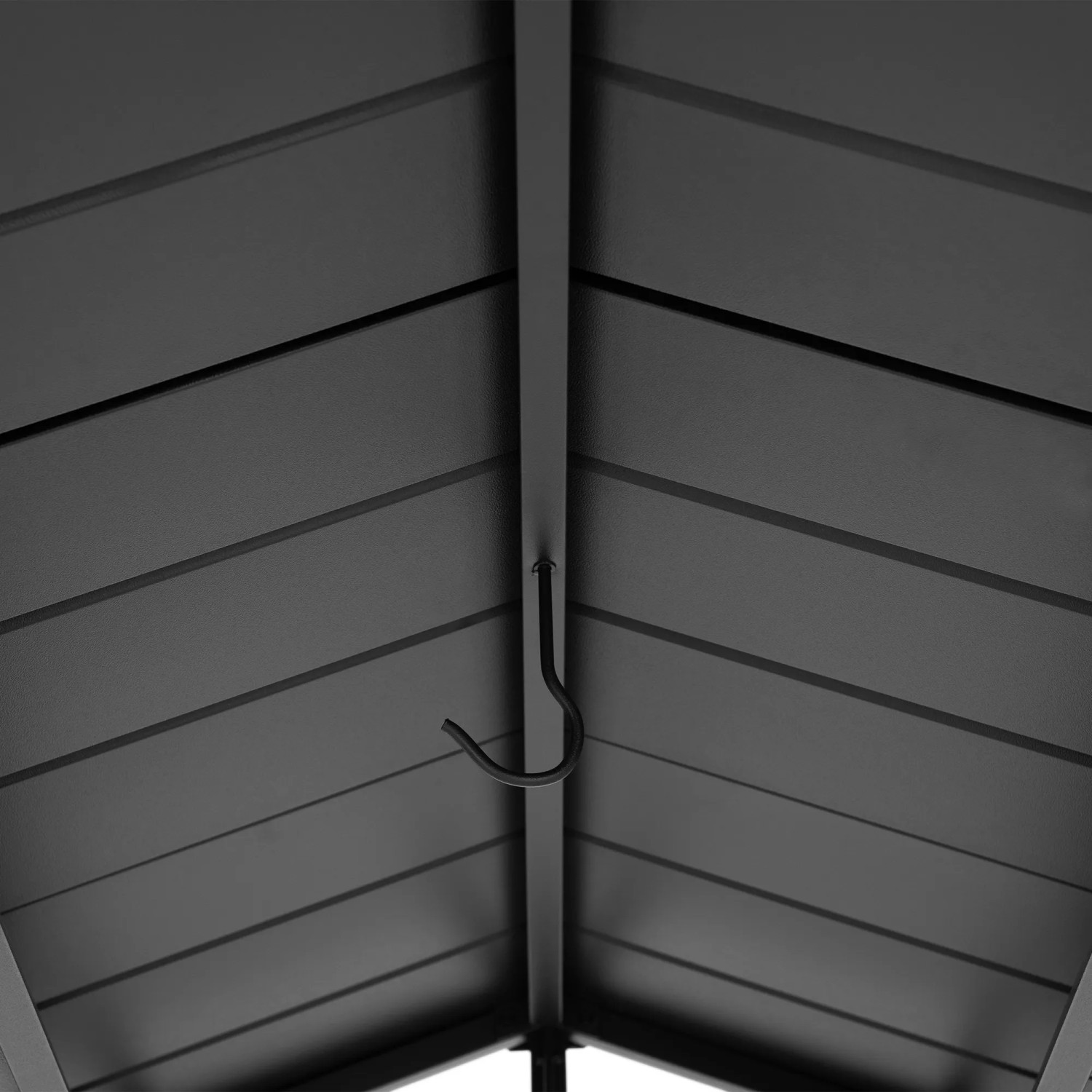 Detailaufnahme des braunen Sunjoy Grill Pavillons: Deckenhaken für Beleuchtung.