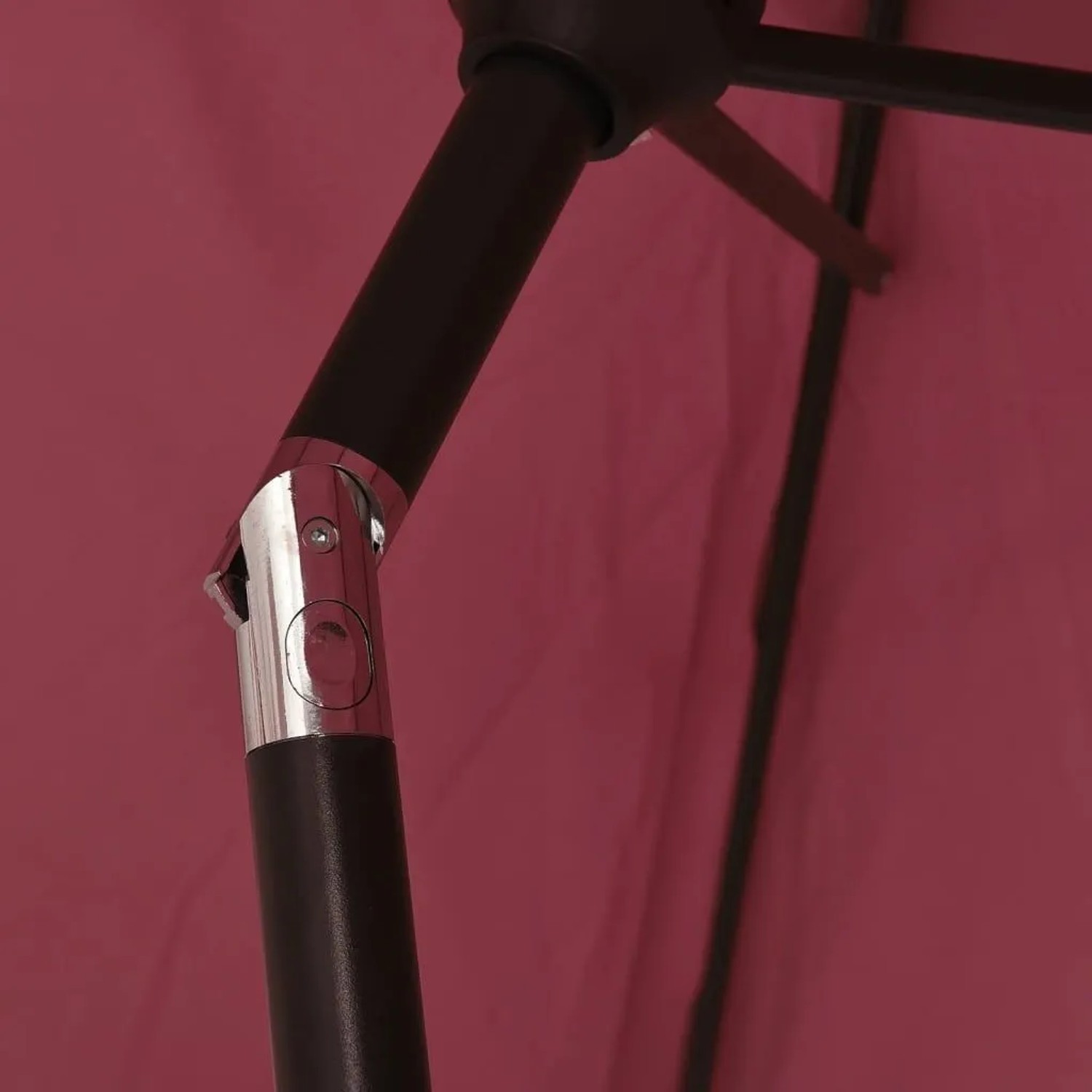 Detailaufnahme: Burgunderroter vidaXL Sonnenschirm mit Aluminiumgestell.