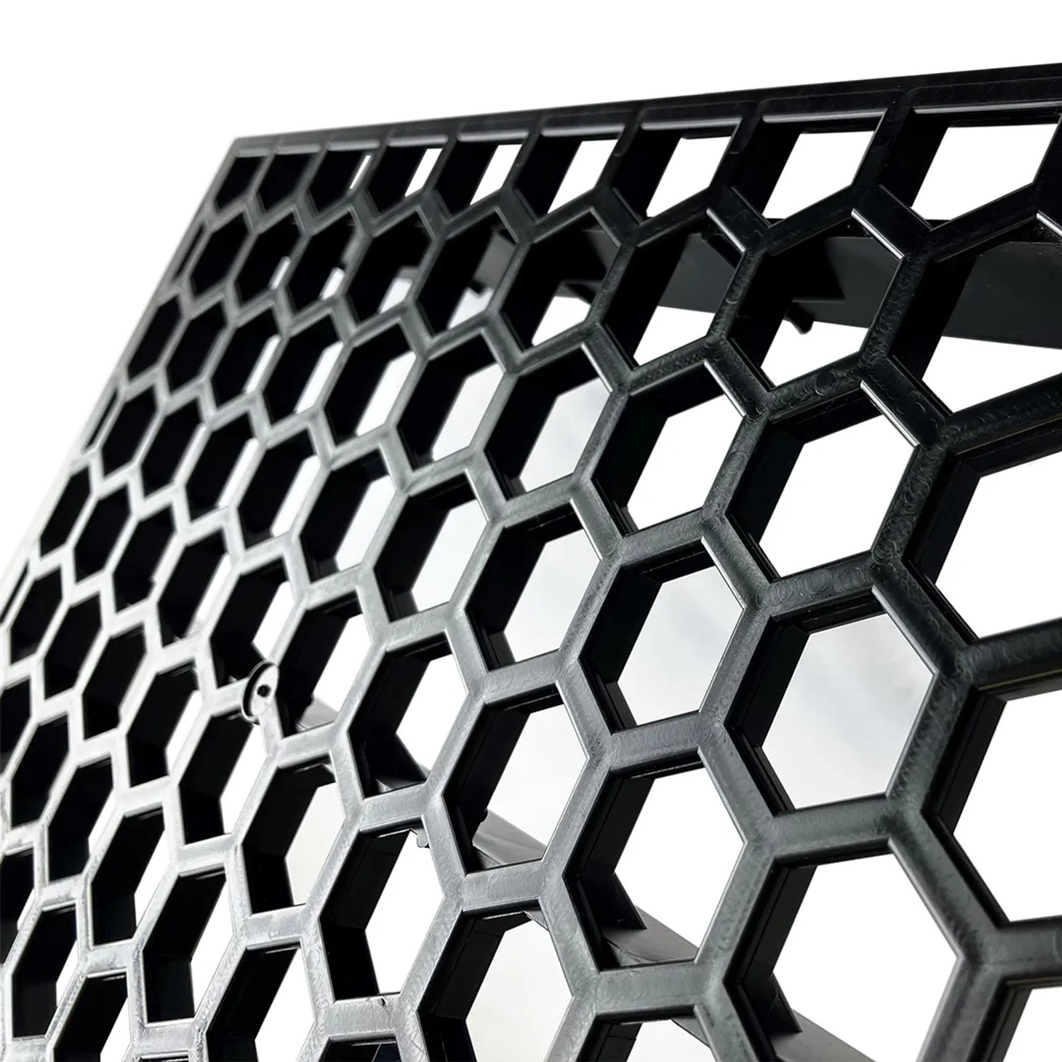 Detailaufnahme: Schwarzes Regal Rivet Outdoor S, Kunststoffboden mit Wabenmuster.