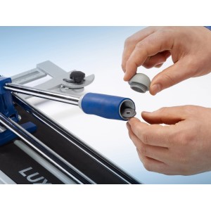LUX Fliesenschneider FSM-600 Comfort mit Hand beim Wechseln des Schneidrädchens.