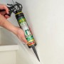 Person dichtet Fuge an weißer Treppe mit Soudal Maleracryl 10 min-Express Weiß ab. Acryl-Dichtstoff für Fugen.