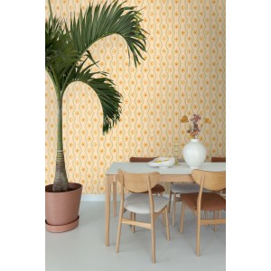 ESTAhome Retro-Tapete in Gelb, Orange und Grün mit Ornamenten im Esszimmer.
