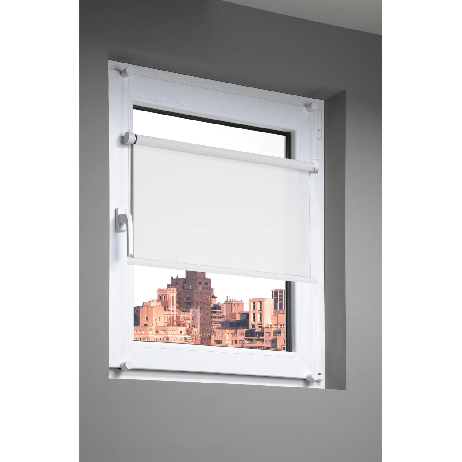 Weißes My Deco Rollo Verspannt Flex am Fenster, stufenlos verstellbar für Sichtschutz.