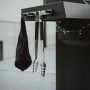 Enders Grillbesteckhalter Mags am Grill mit Zange und Tuch. Magnetische Halterung für Grillzubehör.