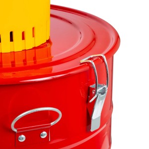 Detailaufnahme: Rote EBERTH Getreidemühle mit gelbem Trichter und Metalleimer. Zubehör für Geflügel.