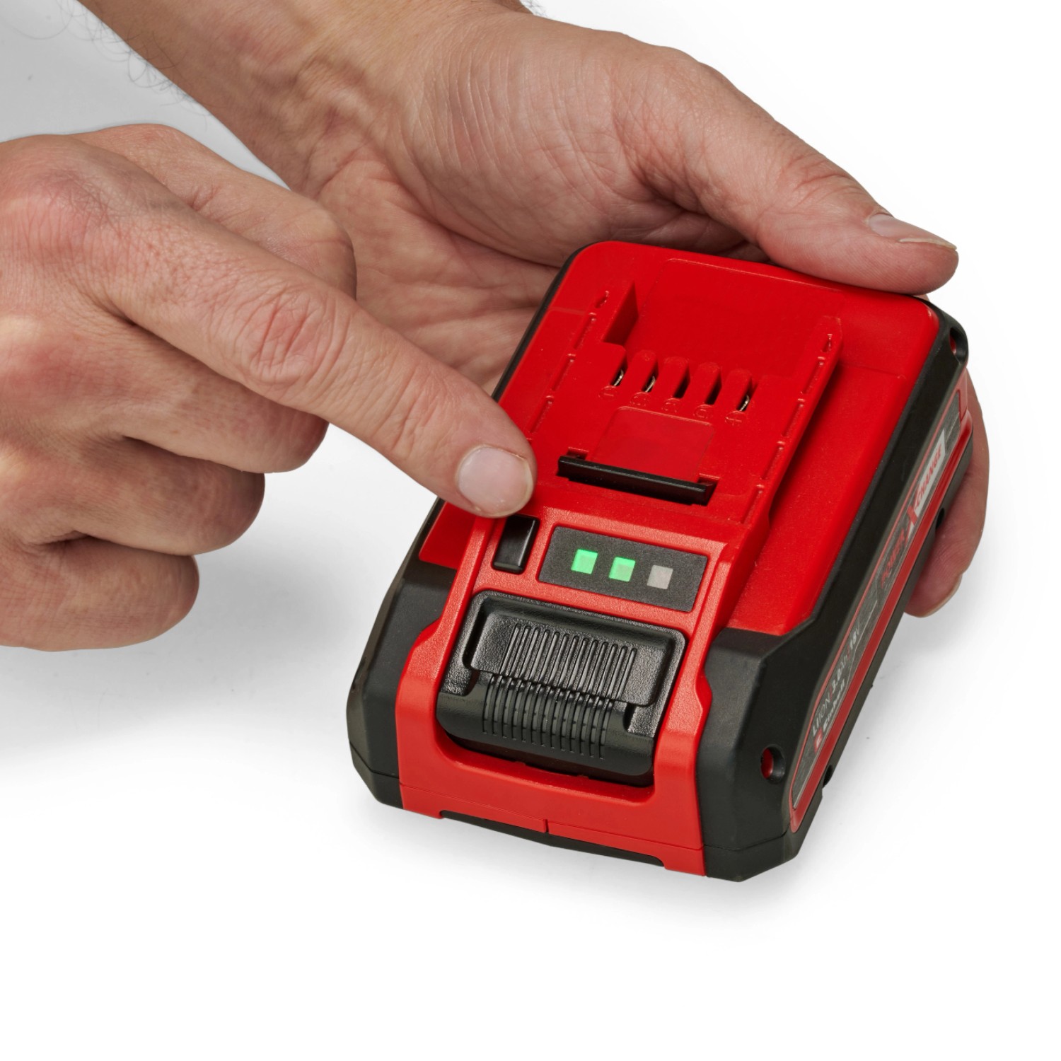 Einhell Power X-Change Akku 18V 4,0 Ah in Händen, Ladestandsanzeige leuchtet.